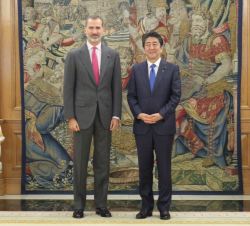 Su Majestad el Rey junto al primer ministro de Japón, Shinzo Abe