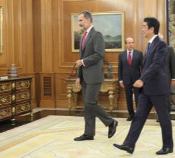 El Rey y el primer ministro Abe se dirigen al despacho de Don Felipe