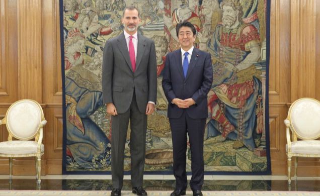 Su Majestad el Rey junto al primer ministro de Japón, Shinzo Abe