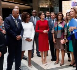 Doña Letizia en el Atrium, durante las explicaciones de bienvenida