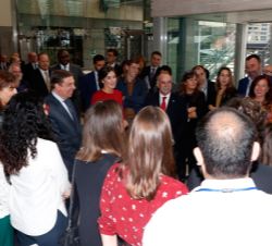 Doña Letizia conversa con los funcionarios españoles que trabajan en la FAO 