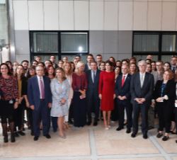 Fotograía de grupo de Doña Letizia con los asistentes a la inauguración de la exposición del Día Mundial de la Alimentación