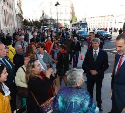 Su Majestad el Rey saluda a los madrileños que se congregaban a su llegada a la Puerta del Sol de Madrid