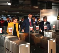 Su Majestad el Rey entrando por los tornos a la estación de Sol, con el presidente de la Comunidad de Madrid y la ministra de Industria, Comercio y Tu