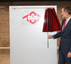 Su Majestad el Rey descubre una placa conmemorativa del centenario