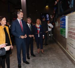 Su Majestad el Rey en el vestíbulo principal de la estación de Sol observa unos paneles sobre el centenario del Metro