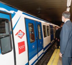Su Majestad el Rey en la estación de Sol espera al tren que le llevará hasta la estación de Chamartín