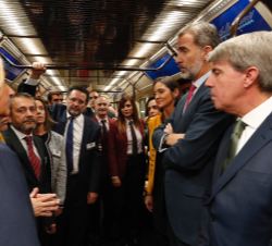 Su Majestad el Rey con las autoridades y trabajadores del Metro durante su recorrido entre las estaciones de Sol y Chamartín