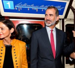 Su Majestad el Rey con con la ministra de Industria, Comercio y Turismo durante su recorrido entre las estaciones de Sol y Chamartín