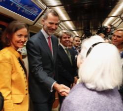 Su Majestad el Rey saluda a una de las usuarias del Metro durante su recorrido entre las estaciones de Sol y Chamartín