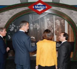 Su Majestad el Rey observa una fotografía de la inauguración del Metro por el Rey Alfonso XIII en 1919