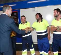 Su Majestad el Rey en la estación de Chamartín recibe el saludo de unos trabajadores del Metro de Madrid