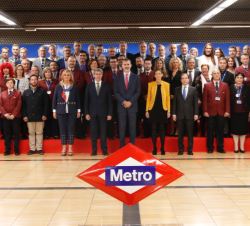 Fotografía de grupo de Su Majestad el Rey en la estación de Chamartín con una representación de los trabajadores del Metro de Madrid