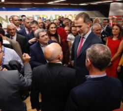 Su Majestad el Rey conversa con los familiares de los trabajadores de la plantilla de Metro en el momento de su inauguración en 1919