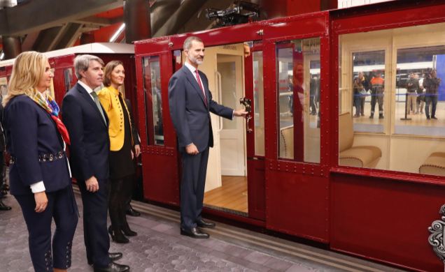 Su Majestad el Rey junto a un coche histórico que realizó el primer recorrido y con el que se fotografió el Rey Alfonso XIII el día de la inauguración