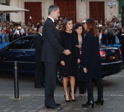 Sus Majestades los Reyes acompañados por la vicepresidenta del Gobierno, son recibidos por la presidenta de las Illes Balears
