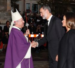 Sus Majestades los Reyes son recibidos a su llegada al templo por el obispo de Mallorca, Sebastià Taltavull