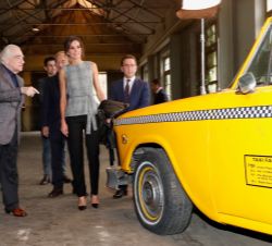 Su Majestad la Reina ante un taxi de los años 70 durante su recorrido por el Set de Rodaje 