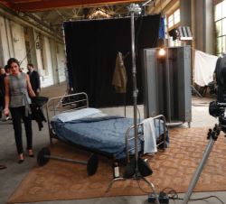 Su Majestad la Reina visita la habitación del personaje Travis Bickle, el Set de Rodaje