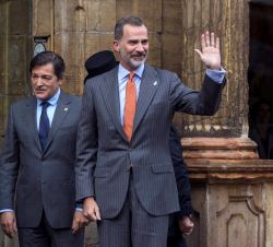 Su Majestad el Rey saluda a los ovetenses a su llega al Hotel Reconquista