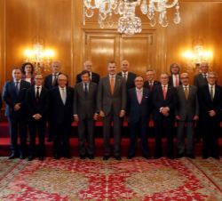 Su Majestad el Rey junto al patronado de la Fundación para la Investigación e Innovación Biosanitaria en el Principado de Asturias (FINBA)
