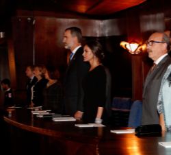 Sus Majestades los Reyes durante la interpretación del Himno Nacional