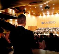 Don Felipe y Doña Letizia aplauden a la finalización del concierto