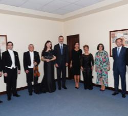 Sus Majestades los Reyes con miembros de la Orquesta Sinfónica del Principado de Asturias y del Coro de la Fundación Princesa de Asturias