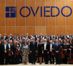 Sus Majestades los Reyes junto a la Orquesta Sinfónica del Principado de Asturias y el Coro de la Fundación Princesa de Asturias