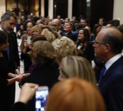 Sus Majestades los Reyes reciben el saludo de los asistentes al concierto