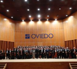Sus Majestades los Reyes en el escenario junto a la Orquesta Sinfónica del Principado de Asturias y al Coro de la Fundación Princesa de Asturias
