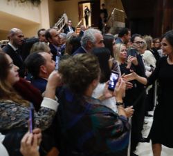 Su Majestad la Reina recibe el saludo de los asistentes al concierto