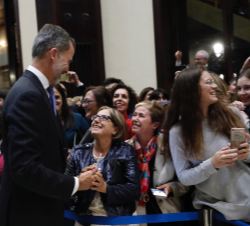 Su Majestad el Rey recibe el saludo de las personas que asistieron al concierto