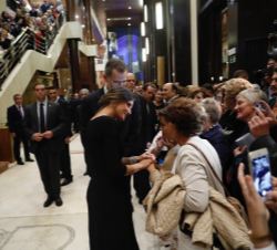 Sus Majestades los Reyes recibe el saludo de las personas que asistieron al concierto