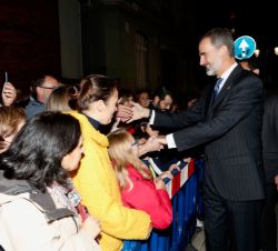 Su Majestad el Rey recibe el saludo de los vecinos de Oviedo que se congregaban a su salida del Auditorio