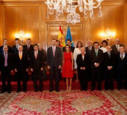 Sus Majestades junto a los galardonados con las "Medallas de Asurias 2018"