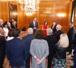 Sus Majestades conversan con los galardonados con las "Medallas de Asturias 2018"