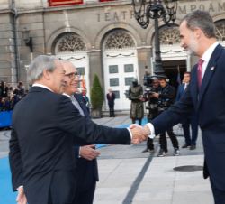 Su Majestad el Rey recibe el saludo del alcalde de Oviedo, Wenceslao López 
