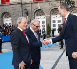 Su Majestad el Rey recibe el saludo del presidente de la Fundación Princesa de Asturias, Luis Fernández-Vega