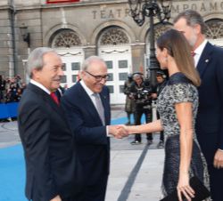 Su Majestad la Reina recibe el saludo del presidente de la Fundación Princesa de Asturias, Javier Fernández-Vega