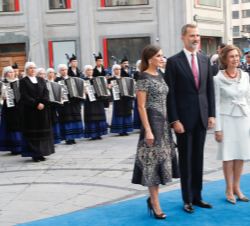 Sus Majestades los Reyes y Su Majestad la Reina Sofía, a su llegada a la Plaza del Teatro