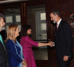 Su Majestad el Rey recibe el saludo de la vicepresidenta del Gobierno, ministra de la Presidencia, relaciones con las Cortes e Igualdad, Carmen Calvo