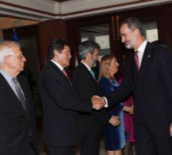 Su Majestad el Rey recibe el saludo del presidente del Principado de Asturias, Javier Fernández