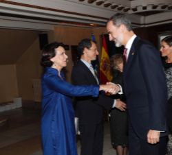 Su Majestad el Rey recibe el saludo de la directora de la Fundación Princesa de Asturias, Teresa Sanjurjo