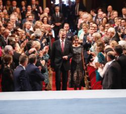 Don Felipe y Doña Letizia reciben el aplauso de los asistentes al acceder al interior del Teatro