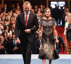 Sus Majestades los Reyes a su entrada en el escenario del Teatro Campoamor