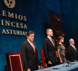 Sus Majestades los Reyes, el presidente del Principado de Asturias y el presidente de la Fundación Princesa de Asturias, en la mesa presidencial, dura