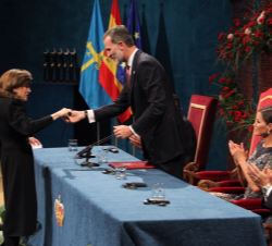 Su Majestad el Rey entrega el Premio Princesa de Asturias de la Concordia a Sylvia A. Earle