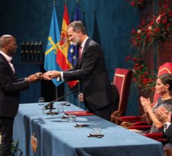 Su Majestad el Rey entrega el Premio Princesa de Asturias de Cooperación Internacional a Amref Health África