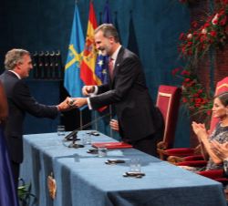 Su Majestad el Rey entrega el Premio Princesa de Asturias de Cooperación Internacional a Amref Salud África España
